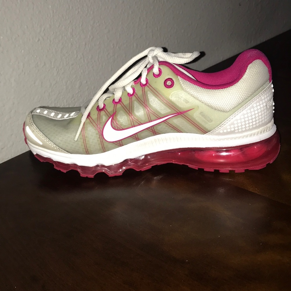 NIKE